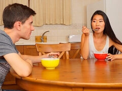 Aziatisch, Pijpbeurt, Bruinharig, Handbeurt, Keuken, Kut duiken, Tiener, Tieten likken