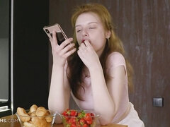 Vingeren, Gapende, Keuken, Natuurlijke tieten, Dikke tepels, Roodharige vrouw, Geschoren, Tieten likken