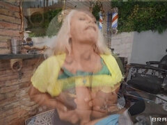 Gros seins, Blonde, Sucer une bite, Gorge profonde, Mère que j'aimerais baiser, Argent, Branlette espagnole, Nénés