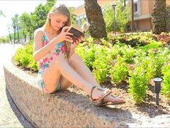 18 ans, En gros plan de très près, Extrême, Massage, Monstre, Orgasme, Public, Sous la jupe