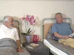 Grosser schwanz, Blasen, Hundestellung, Grossvater, Handjob, Krankenschwester, Flotter dreier, Eng