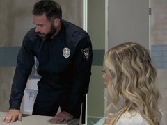 Tetas grandes, Rubia, Mamada, Estilo perrito, Corridas faciales, Policía, Coño, Tatuaje