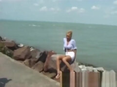 Leie, Blondine, Pissen, Öffentlich, Solo, Jungendliche (18+), Titten