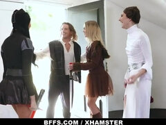 18 ans, Grosse bite, Blonde, Tir de sperme, Le plan cul à quatre, Groupe, Adolescente, Nénés