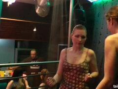 Dingue, Ivre, Groupe, Branlette thaïlandaise, Hard, Orgie, Chatte, Nénés