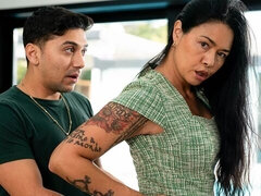 Asiatique, Gros cul, Gros seins, Sucer une bite, Brunette brune, En levrette, Marrant, Mère que j'aimerais baiser