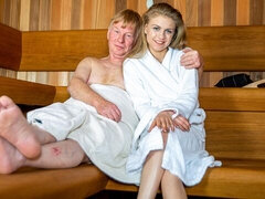 Grote lul, Pijpbeurt, Hondjeshouding, Natuurlijke tieten, Saunazaal, Mager, Tiener, Tieten likken