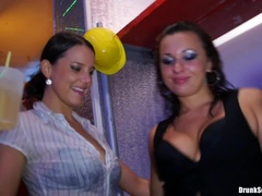 Vestidas, Club, Muñeca, Lesbiana, Orgía, Satén, Intercambio de parejas, Mojado