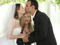 Gros seins, Blonde, Sucer une bite, 2 femmes 1 homme, Doigter, Mère que j'aimerais baiser, Rasée, Plan cul à trois