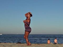 Strand, Grosse titten, Braunhaarige, Geile alte tussi, Muskel, Im freien, Stiefmutter, Titten