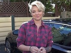 Leie, Blondine, Sperma im mund, Spermaladung, Hundestellung, Rasiert, Tätowierung, Titten