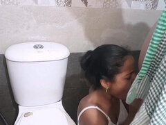 18 ans, Amateur, Nana, Sucer une bite, Brunette brune, Seins naturels, Adolescente, Toilettes