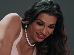 Grosse bite, Bisexuelle, Sucer une bite, Brunette brune, En levrette, Transsexuelle, Cheveux courts, Fessée