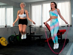 Nana, Gros cul, Plantureuse, Doigter, Gym, Embrassement, Lesbienne, Chatte