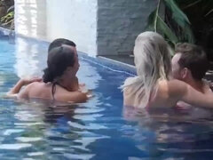 Culo grande, Rubia, Pareja, Corridas, Europeo, Tacones, Maduro, Tetas