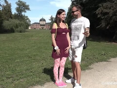 Sucer une bite, Brunette brune, Hard, De plein air, Public, Séduite, Rasée, Adolescente