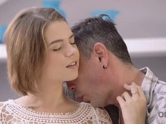 18 ans, Gros seins, Sucer une bite, Plantureuse, Queue, Hd, Mature, Adolescente