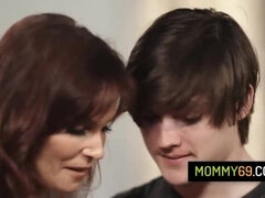 Pijpbeurt, Oudere vrouw, Gezin, Hardcore, Rijpe lesbienne, Roodharige vrouw, Zoon, Stiefmoeder