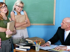 18 ans, Gros cul, Grosse bite, Gros seins, En levrette, Douleur, Maigrichonne, Adolescente