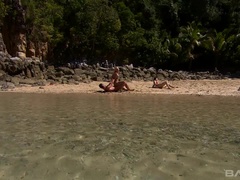 Анальный секс, Пляж, Блондинки, Брюнетки, Сперма на лице, Белье, На природе, Втроем