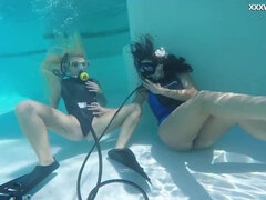 Красотки, Брюнетки, Хд, Лесбиянка, Бассейн, Киски, Игрушки, Под водой