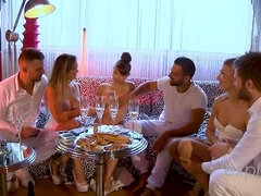 Blonde, Sucer une bite, Brunette brune, En levrette, Doigter, Français, Orgie, Rasée