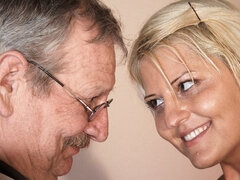 Blondine, Blasen, Schwanz, Hundestellung, Sporthalle, Handjob, Küssen, Sport