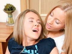 Blonde, Doigter, Pénétrer avec le poing, Embrassement, Lesbienne, Dénudage, Adolescente, Nénés