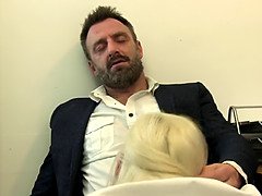 Grosser arsch, Grosser schwanz, Grosse titten, Blasen, Britisch, Kehlenfick, Oma, Natürlichen titten