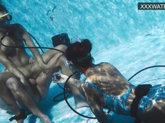 Sucer une bite, Brunette brune, Petite amie, Piscine, Chatte, Rugueux, Adolescente, Sous marin