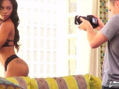 Derrière les coulisses, Gros cul, Grosse bite, Gros seins, Sucer une bite, Brunette brune, Nue, Adolescente