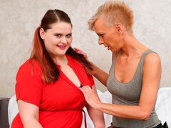 Belle grosse femme bgf, En levrette, Talons, Énorme, Lesbienne, Cheveux courts, Strapon, Surprise