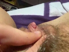 Grosser kitzler, Nahaufnahme, Fetisch, Behaart, Muschi, Solo, Weibliche ejakulation, Nass