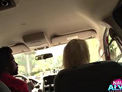 Grote mammen, Blond, Auto, Flashing, Hardcore, Moeder die ik wil neuken, Openbaar, Tieten likken