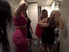 Belle grosse femme bgf, Grosse bite, Sucer une bite, En gros plan de très près, Branlette thaïlandaise, Orgie, Pute, Suçant