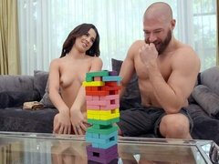 Morena, Juegos, Tetas naturales, Adolescente