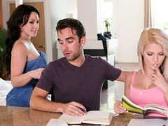 Брюнетки, Измена, Две девушки, Ласковые ручки, Секс без цензуры, Лизание, Милф, Молоденькие