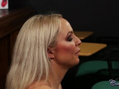 Hot MILF Louise Lee Fellatrice Exam