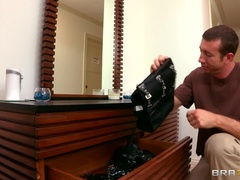 Sucer une bite, Éjaculation interne, En levrette, Femme dominatrice, Doigter, Branlette thaïlandaise, Chatte, Jouets