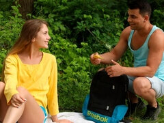 Grote lul, Bruinharig, Hondjeshouding, Natuurlijke tieten, Buiten, Geschoren, Tiener, Tieten likken