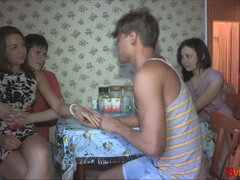 Sucer une bite, Le plan cul à quatre, Bâillonner, Groupe, Seins naturels, Chatte, Chevaucher, Adolescente