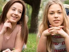 Brunette brune, Embrassement, Lesbienne, Masturbation, Chatte, Rasée, Dénudage, Nénés