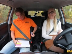 Arsch, Braunhaarige, Auto, Europäisch, Brille, Muschi, Rock, Titten