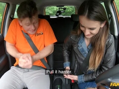 18 ans, Brunette brune, Voiture, Tchèque, Queue, Européenne, De plein air, Fessée