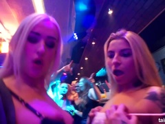 ブロンド, 茶髪の, 衣服着たままセックス, 異人種間, キス, なめる, スインガー, 濡れ