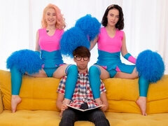 Блондинки, Минет, Брюнетки, Чирлидеры, Две девушки, Короткая стрижка, Молоденькие, Втроем