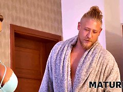 Zwart, Blond, Oudere vrouw, Vriendin, Man man vrouw, Geschoren, Tatoeage, Trio