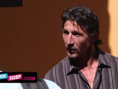 コンドーム, イく瞬間, イマラチオ, バック, 手コキする, ハードコア, 裸, オマンコ