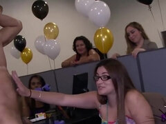 Verga grande, Rubia, Semen en la boca, Polla, Corridas faciales, Gafas, Grupo, Chupando