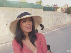 Culo grande, Tetas grandes, Mamada, Morena, Tetona, Estilo perrito, Al aire libre, Tetas